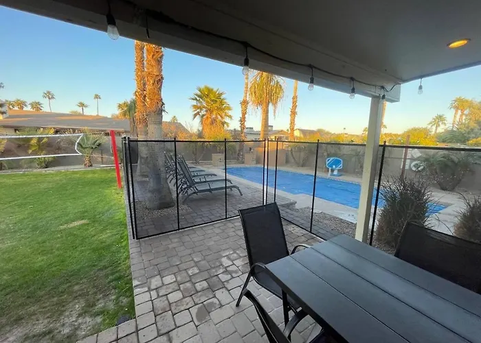 8 Large Bedrooms Billiards Firepit *